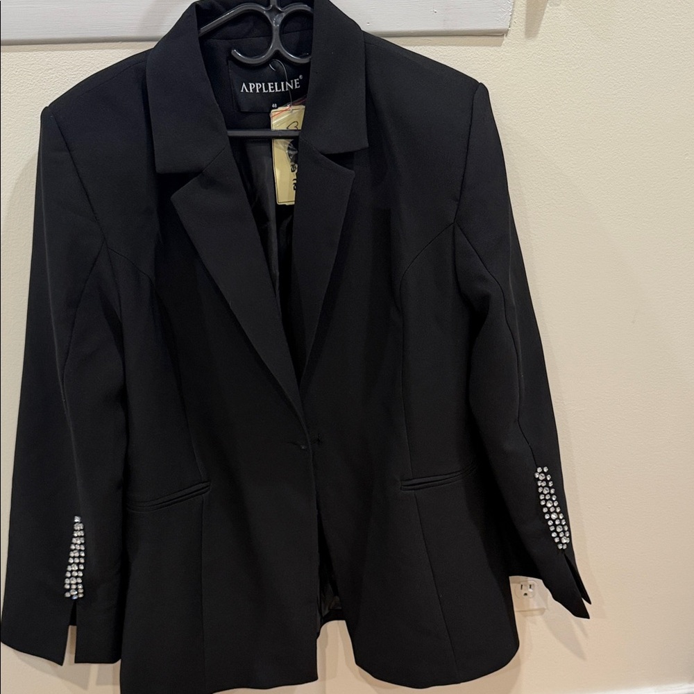 Women’s blazer. Very chic. Brand new.